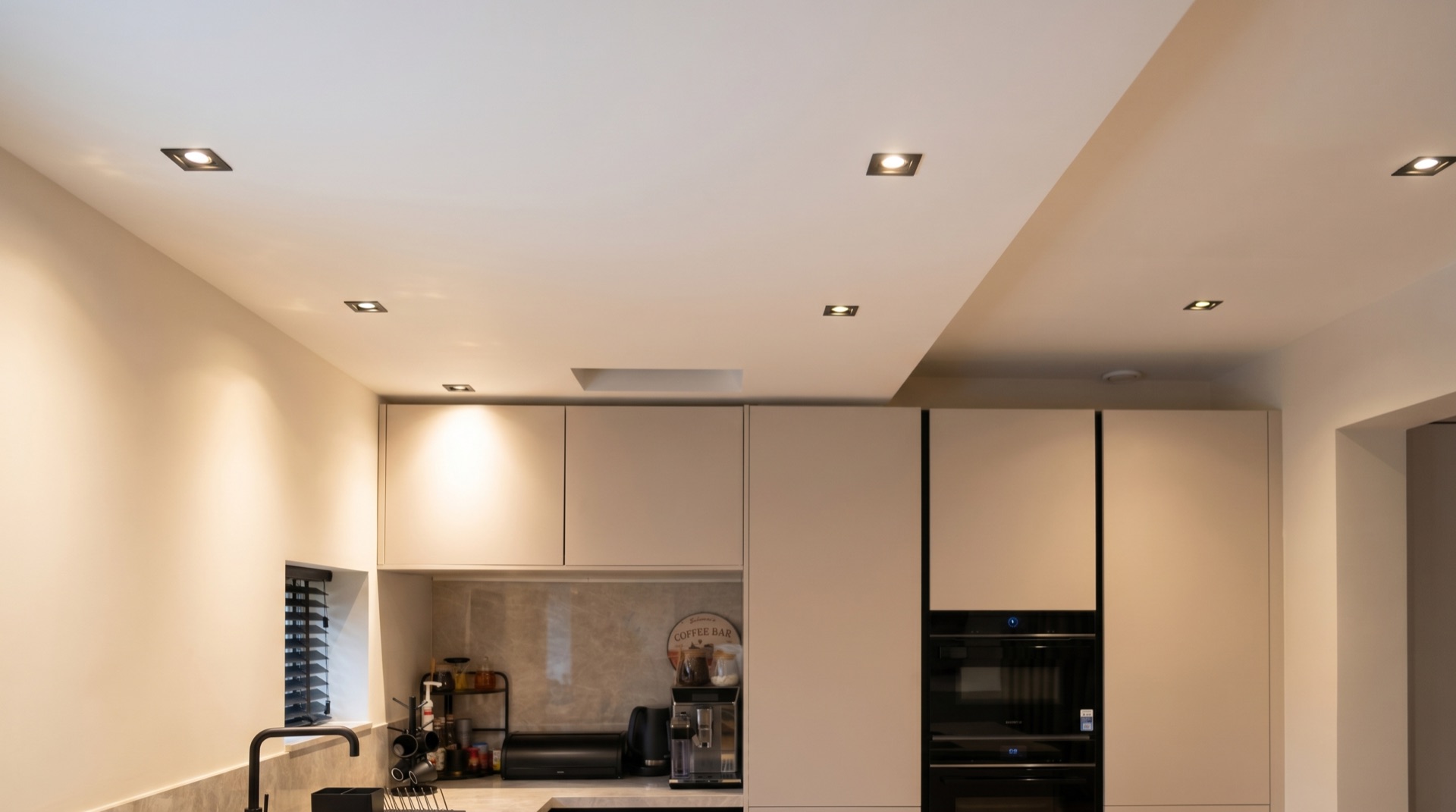 Plafond plaatsen of verlagen met LED-spots