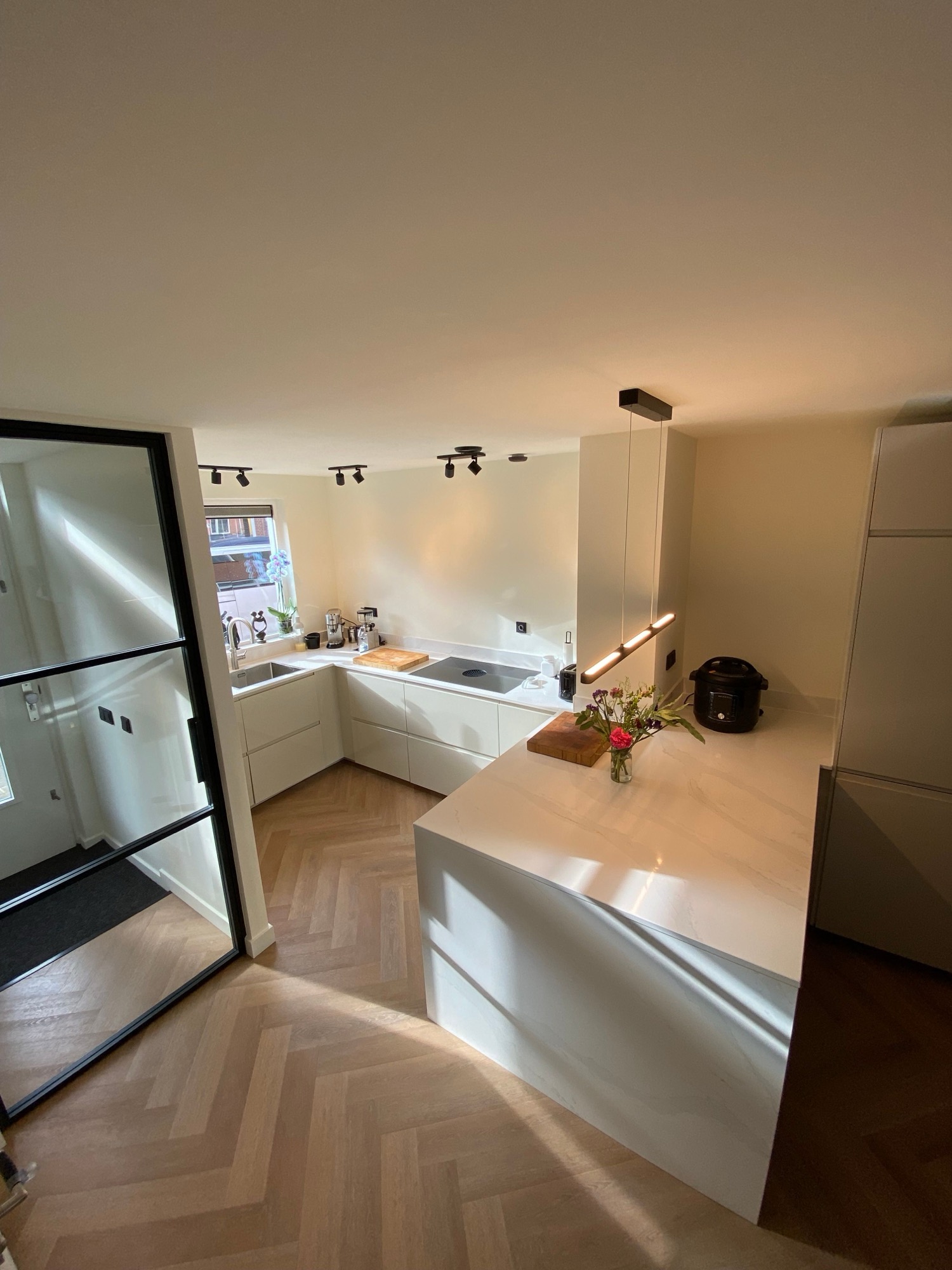 U-keuken met marmer-eiland in Rosmalen