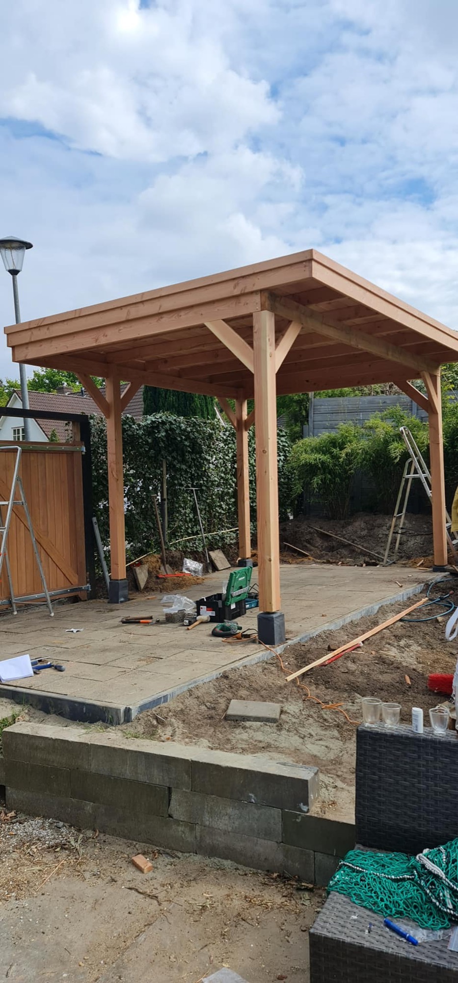 Vrijstaande houten gazebo in tuin, Tuk