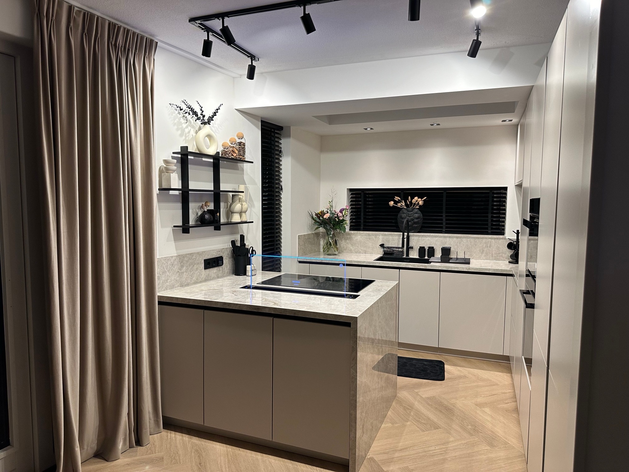 Crème U-keuken met marmer-eiland in Almere