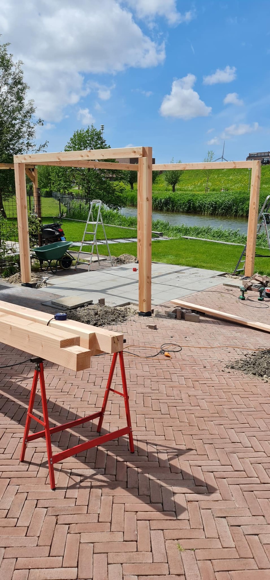 Vakman aan het werk: pergola in aanbouw, Utrecht e.o.