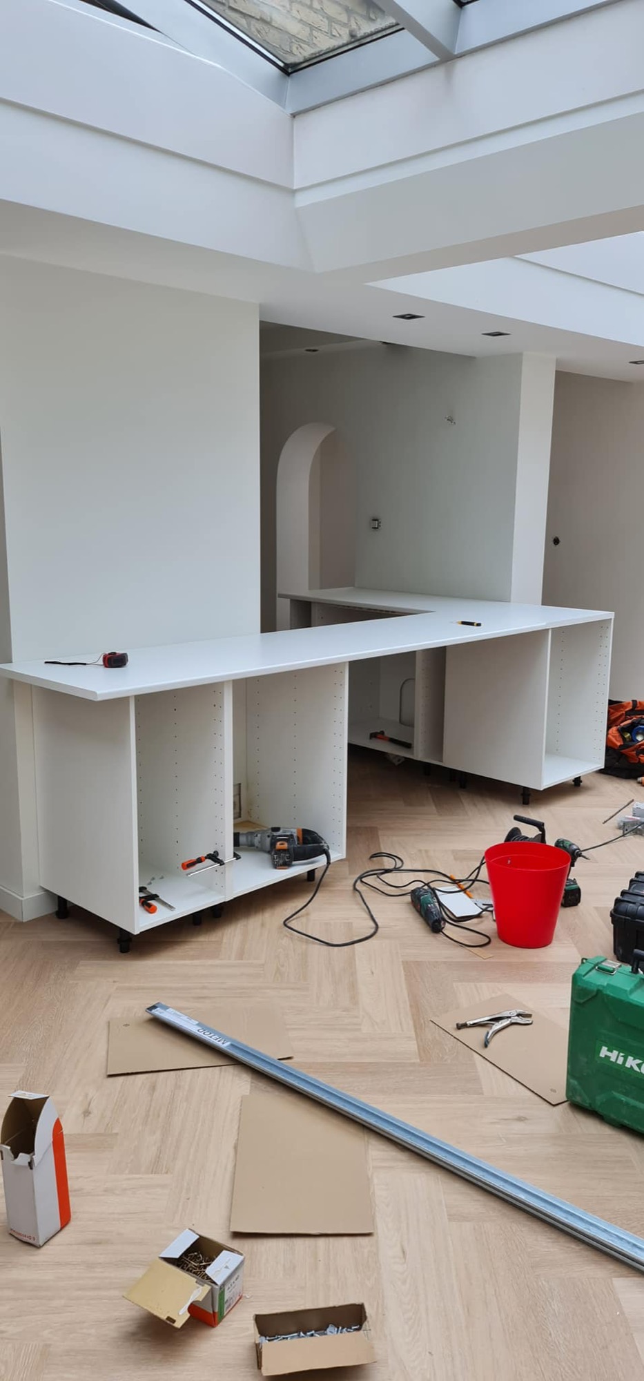 Zakelijk project: keukenmontage in ruimte met daklicht